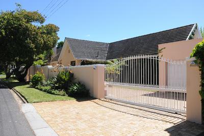 House For Sale in Bergvliet, Cape Town