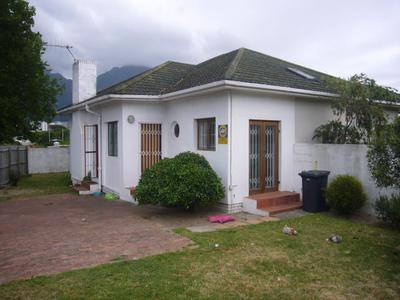 Cottage For Sale in Claremont, Cape Town